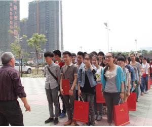 参与社会实践 点亮心中梦想——盛世家博盛情接待襄阳36中美术班学生来访